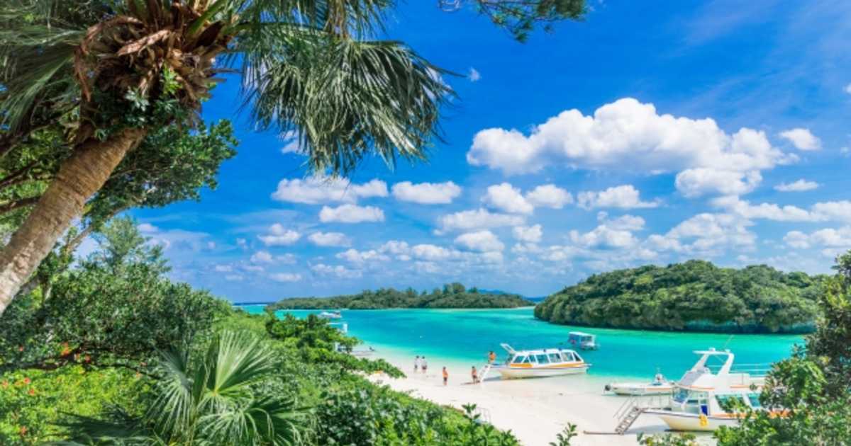 石垣島の一周距離は道路ベースで約120〜140km、海岸線では約162kmが目安です。面積は約222.24平方キロメートルで沖縄本島の約18.4％ですが、南部に機能が集中し観光地が島内に分散しているため、数字以上に広く感じやすいのが特徴です。移動時間の感覚や旅程の組み方まで含めてわかりやすく整理します。